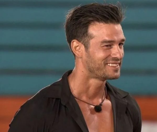 Love Island: Ποιος είναι ο Αλέξανδρος Κώτσης που άναψε «φωτιές» στο νέο ριάλιτι