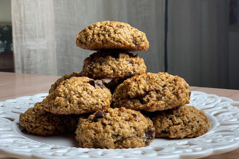 Πεντανόστιμα μπισκότα βρώμης με μέλι και σοκολάτα