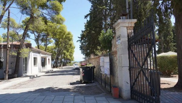 Αίγιο: Πολιτική κηδεία έγινε σε κυλικείο κι όχι στο Δημοτικό Νεκροταφείο επειδή αρνήθηκε ο ιερέας