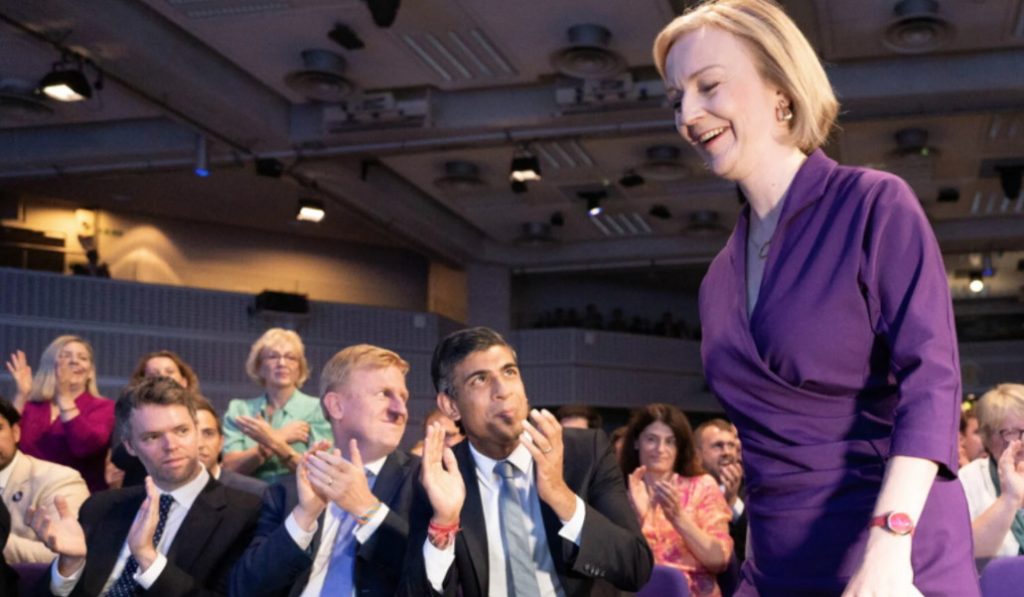 Λιζ Τρας: Ούτε καν κοίταξε τον αντίπαλό της μετά την ανακοίνωση του αποτελέσματος