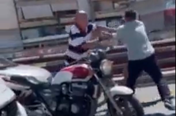 Αχιλλέας Μπέος: Τραμπούκικη επίθεση σε μοτοσικλετιστή - Τον χτυπάει και τον βρίζει στη μέση του δρόμου