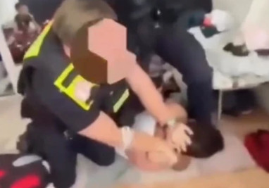 Βερολίνο: Βίαιη σύλληψη πατέρα με ρατσιστικά σχόλια μπροστά στα τρομοκρατημένα παιδιά του [βίντεο]