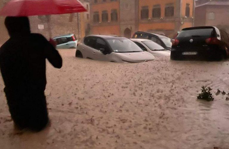 Ιταλία: Επτά νεκροί από την κακοκαιρία – Αγνοείται νεαρή μητέρα με το παιδί της