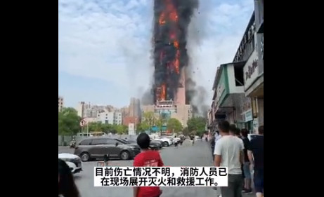 Κίνα: Φλέγεται ουρανοξύστης προκαλώντας τρόμο στους κατοίκους