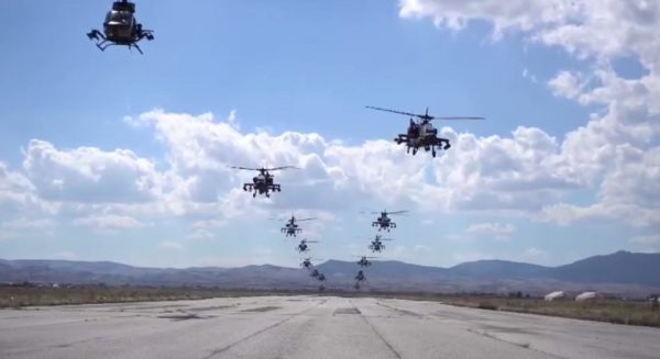 Ταυτόχρονη απογείωση για 22 ελικόπτερα της Πολεμικής Αεροπορίας [βίντεο]