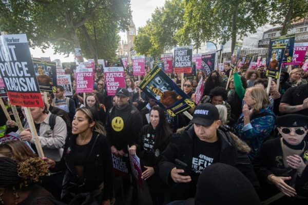 Βρετανία: Μαύρος άνδρας έπεσε νεκρός από πυρά αστυνομικού  – Διαδηλωτές ζητούν δικαιοσύνη