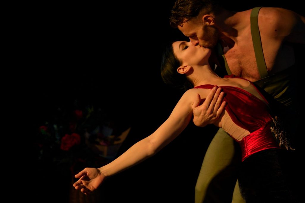 Η Carmen με το αστέρι του Βασιλικού Μπαλέτου της Αγγλίας Ναταλία Οσίποβα στο Ηρώδειο