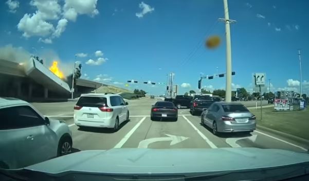 Βίντεο: Νταλίκα πέφτει από γέφυρα και τυλίγεται στις φλόγες