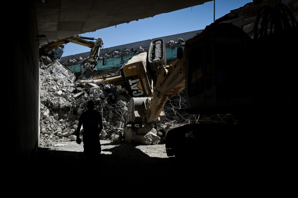 Μέγαρα: Η Ολυμπία Οδός για την κατάρρευση της γέφυρας και τους δύο τραυματίες