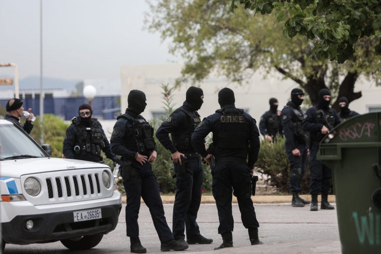 Πολυτεχνειούπολη: «Οι πυροβολισμοί έπεσαν δίπλα στο αμφιθέατρο που γίνονταν εξετάσεις» – Διαλυμένα τα δωμάτια της Εστίας μετά την αστυνομική επιχείρηση