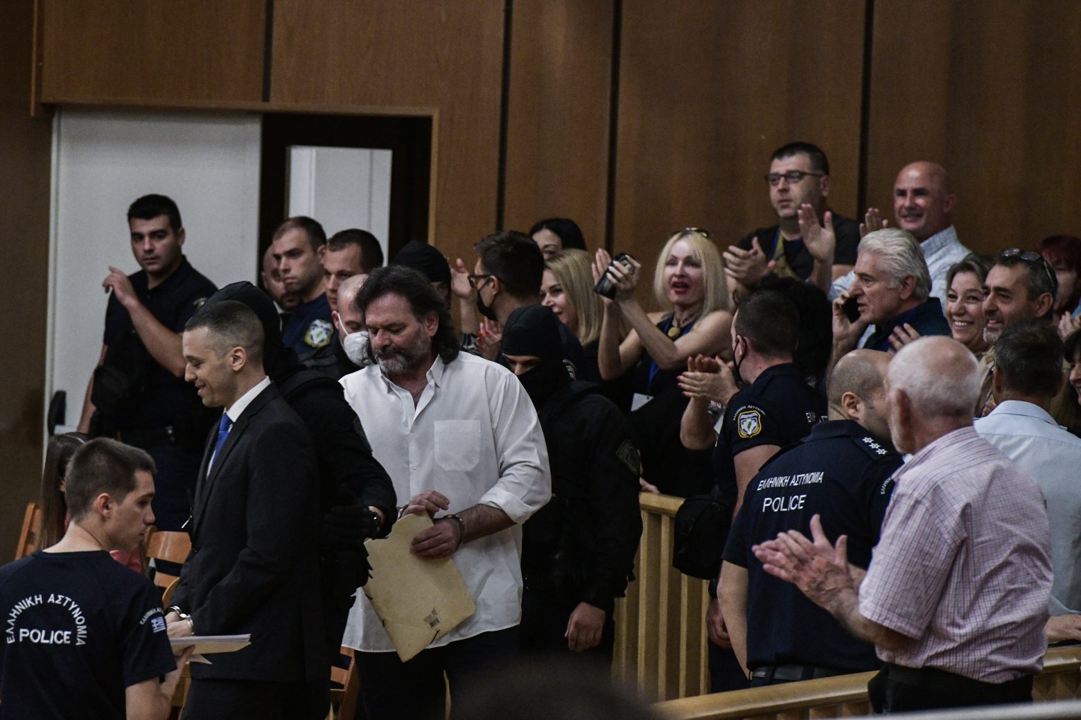 Δίκη Χρυσής Αυγής: Φασίστες προκαλούν μέσα στη δικαστική αίθουσα - «Μαζέψτε τους» φώναζε η Μάγδα Φύσσα