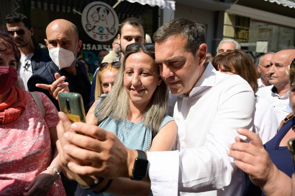 Τσίπρας από Βέροια: «Ακούει τις συνομιλίες των αντιπάλων του αλλά δεν ακούει την απόγνωση της κοινωνίας»