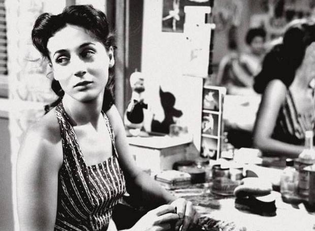 Έλλη Λαμπέτη: «Το μυστικό στο θέατρο; Να πρωτολές τα λόγια σου, σαν να μη τα έχεις πει χτες. Πρώτη φορά, πάντα»