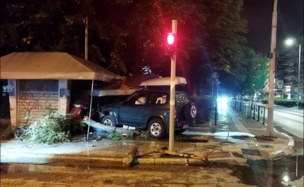 Καβάλα: Τρελή… κούρσα με Ι.Χ που έπεσε σε περίπτερο