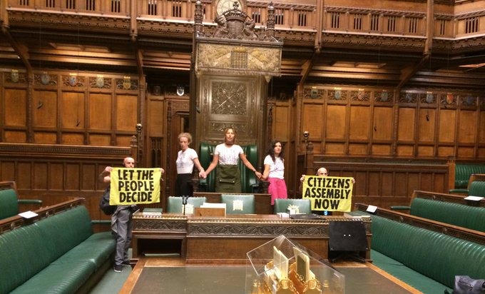 Βρετανία: Ακτιβιστές της Extinction Rebellion μπήκαν στο κοινοβούλιο κρατώντας πανό - «Να αποφασίσει ο λαός»