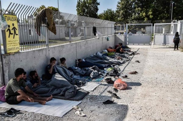 Προσφυγικό: Εικόνες ντροπής έξω από το καμπ Σερρών – Στο έλεος του Θεού πρόσφυγες Γιαζίντι