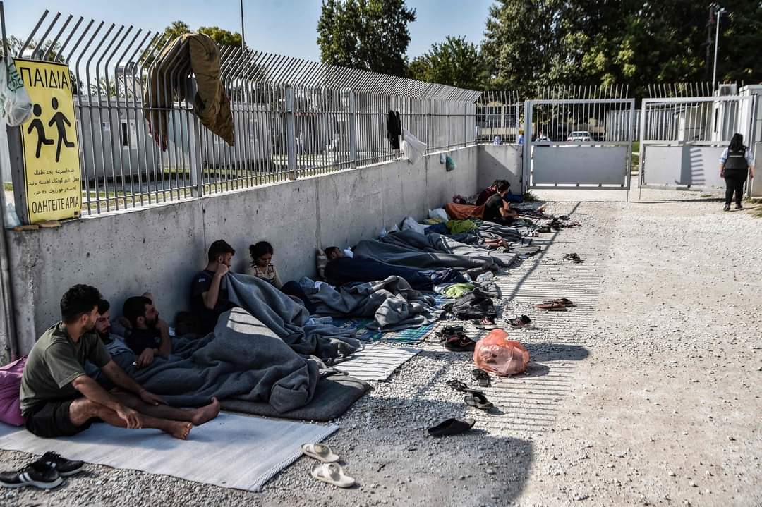 Προσφυγικό: Εικόνες ντροπής έξω από το καμπ Σερρών - Στο έλεος του Θεού πρόσφυγες Γιαζίντι