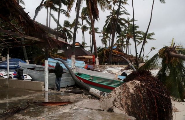 Ο κυκλώνας Φιόνα ενισχύθηκε και κατευθύνεται στα νησιά Τερκς και Κέικος