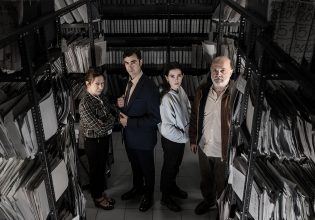 O Γιώργος Πυρπασόπουλος σκηνοθετεί το βραβευμένο έργο του Γ. Τσίρου «Τα μάτια τέσσερα»