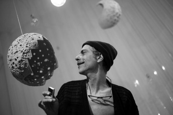 Ο Έκτορας Λυγίζος στο in: « Ο φόβος του θανάτου σου δίνει μια δύναμη να πας στην αντίθετη κατεύθυνση, όσο μάταιο κι αν είναι»