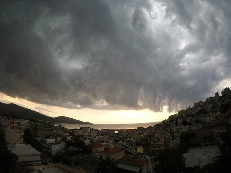 Καιρός: «Μεγάλη προσοχή τις επόμενες ώρες για καταιγίδες» συστήνει ο Αρναούτογλου