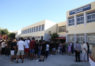 Ο Δήμαρχος Πειραιά Γιάννης Μώραλης στον αγιασμό σε σχολεία της πόλης