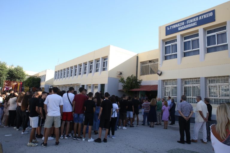 Ο Δήμαρχος Πειραιά Γιάννης Μώραλης στον αγιασμό σε σχολεία της πόλης