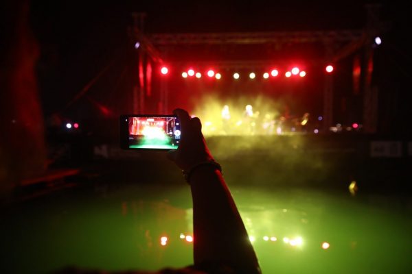 Πλήθος κόσμου και συγκίνηση στη συναυλία του Γιώργου Νταλάρα στο Μικρολίμανο