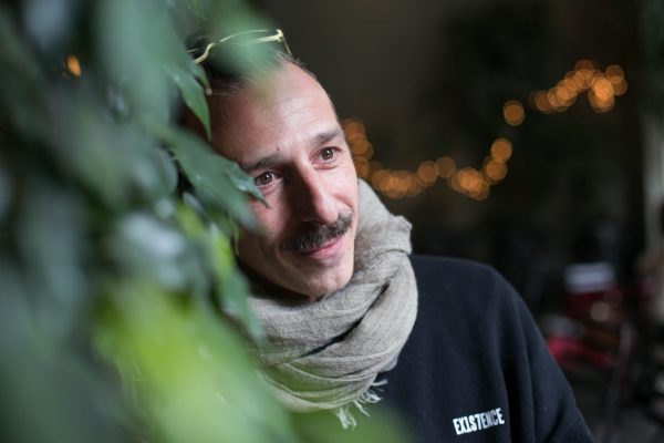 Ο Σπύρος Κουβαράς μιλάει στο in για την υπό εξέλιξη παράσταση “COYOTE, we used to be humans”