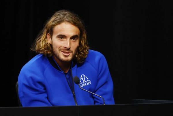 Τσιτσιπάς: Ακτιβιστής εισέβαλε στο κορτ την ώρα του ματς και έβαλε φωτιά στο χέρι του