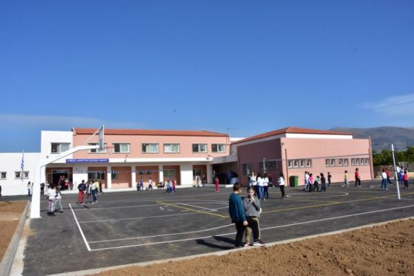 Βόλος: Σοβαρό επεισόδιο με ξύλο, μπουνιές και κλωτσιές μεταξύ μαθητών έξω από σχολείο