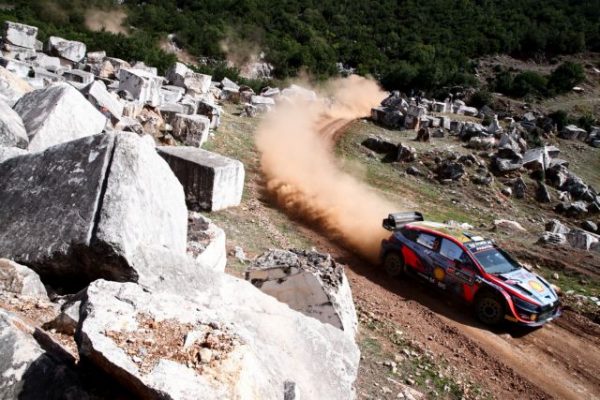 Ράλλυ Ακρόπολις: Θεατής μπήκε στην πίστα και τσακώθηκε με υπάλληλο ασφαλείας