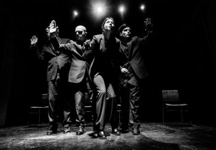 «Ο Καλιγούλας» του Αλμπέρ Καμύ σε σκηνοθεσία Τσέζαρις Γκραουζίνις στο θέατρο Τζένη Καρέζη