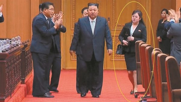 Η μυστηριώδης γυναίκα δίπλα στον «πυρηνικό» Κιμ Γιονγκ Ουν