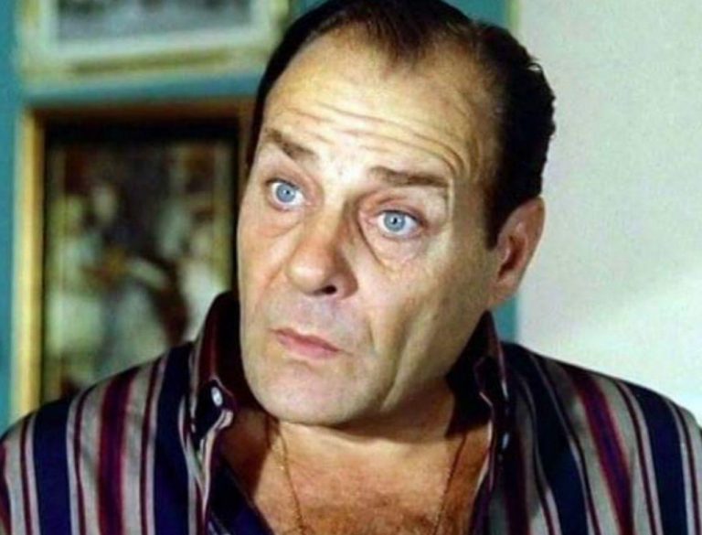 Ο Λάμπρος Κωνσταντάρας ποζάρει στο Παρίσι όταν ήταν μόλις 22 χρόνων