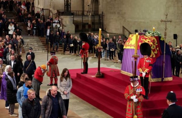 Βασίλισσα Ελισάβετ: Το Λονδίνο ετοιμάζεται πυρετωδώς – Υψηλοί προσκεκλημένοι για την κηδεία – Γιγαντοοθόνες σε πάρκα και πλατείες