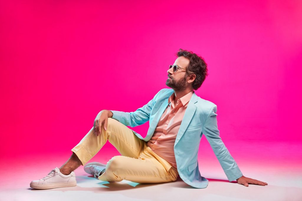 Κωστής Μαραβέγιας στο in: «Η μουσική είναι πλασμένη από θάλασσα», λέει και μας καλεί στο beach party του