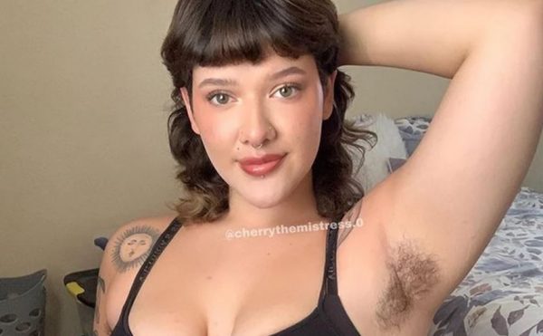 Βγάζει 20.000 ευρώ τον μήνα στο OnlyFans χάρη… στις τριχωτές μασχάλες της – Την αποκαλούν «θεά»