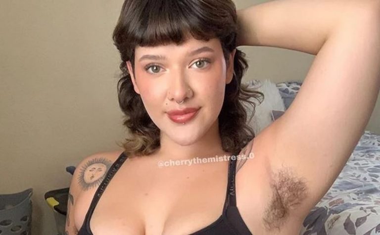 Βγάζει 20.000 ευρώ τον μήνα στο OnlyFans χάρη… στις τριχωτές μασχάλες της – Την αποκαλούν «θεά»