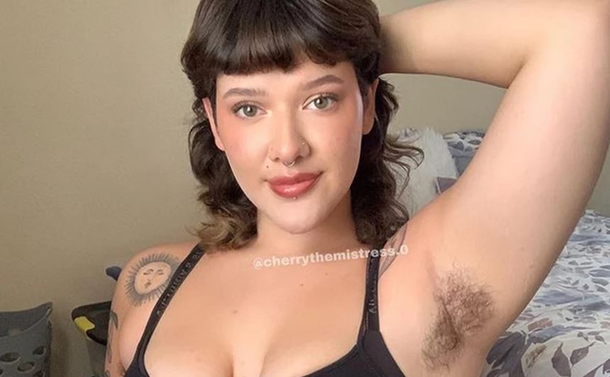 Βγάζει 20.000 ευρώ τον μήνα στο OnlyFans χάρη… στις τριχωτές μασχάλες της – Την αποκαλούν «θεά»