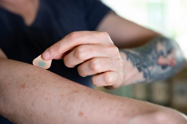 Τατουάζ σε μορφή αυτοκόλλητου με ανώδυνες μικροβελόνες