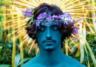 Στη στιλπνή φαντασία του Ντέιβιντ ΛαΣαπέλ: «Αν θες αληθοφάνεια πάρε λεωφορείο»