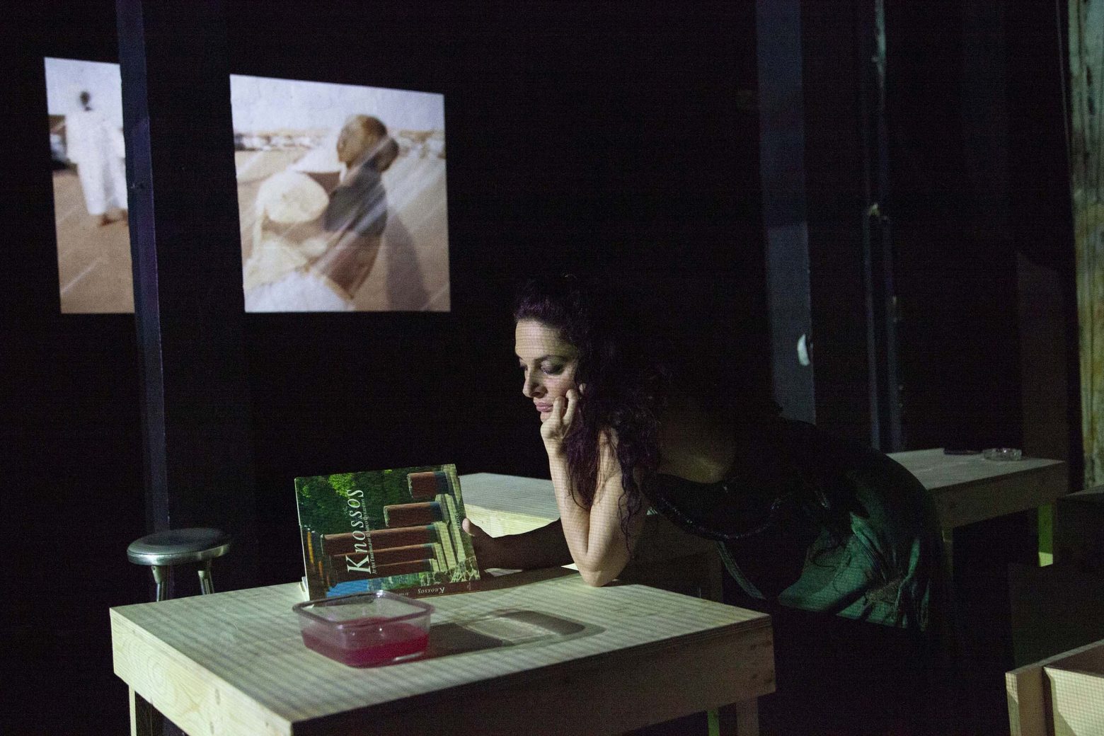 Η Ρούλα Πατεράκη σκηνοθετεί έργο της Νίκης Τριανταφυλλίδη στο θέατρο Φούρνος