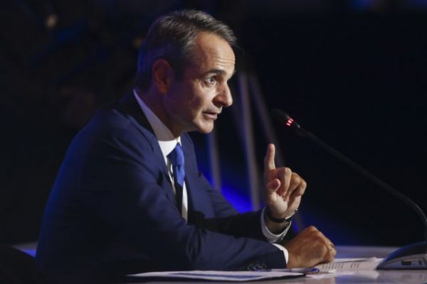 Posing pressing electoral dilemmas, Mitsotakis lashes out at Tsipras, Androulakis