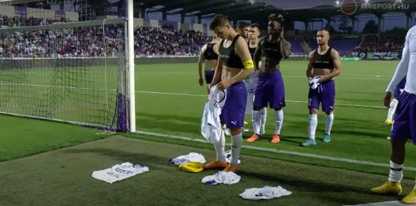 Οι παίκτες της Ουίπεστ άφησαν τις φανέλες τους μπροστά στο πέταλο, μετά την συντριβή από την Φερεντσβάρος