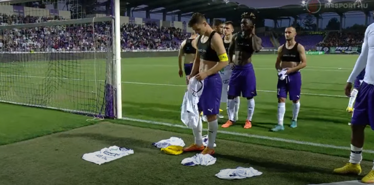 Οι παίκτες της Ουίπεστ άφησαν τις φανέλες τους μπροστά στο πέταλο, μετά την συντριβή από την Φερεντσβάρος