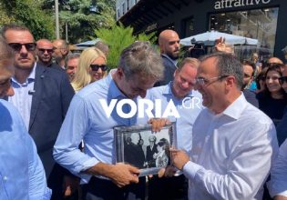 Η φωτογραφία-έκπληξη: Όταν ο 8χρονος Κυριάκος Μητσοτάκης έσφιγγε το χέρι του Κωνσταντίνου Καραμανλή