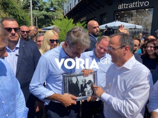 Η φωτογραφία-έκπληξη: Όταν ο 8χρονος Κυριάκος Μητσοτάκης έσφιγγε το χέρι του Κωνσταντίνου Καραμανλή