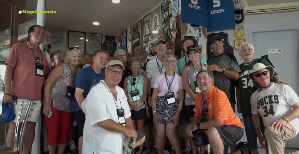 Γιάννης Αντετοκούνμπο: Αμερικανοί τουρίστες επισκέπτονται τη γειτονιά που μεγάλωσε ο Greek Freak