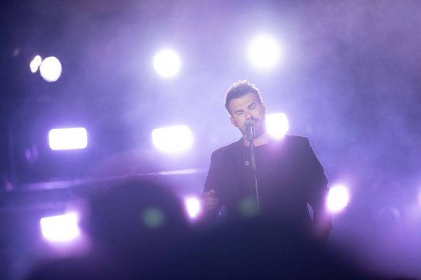 «Μάγεψε» το κατάμεστο Κατράκειο Θέατρο ο Γιώργος Σαμπάνης